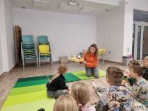 Bibliotekarka Agnieszka podczas lekcji