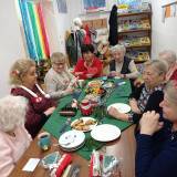 Panie z klubu 11 Twarzy Gier podczas mikołajkowego spotkania w bibliotece
