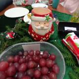 Mikołaj który ozdabiał stół podczas mikołajkowego spotkania