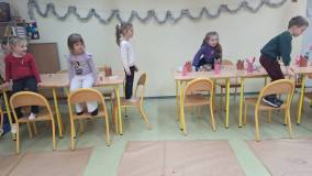 Dzieci bawią się  popularną zabawę: Podłoga to lawa