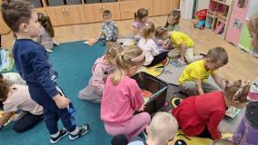 dzieci oglądają książki przyniesione z biblioteki