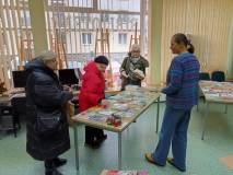 Bibliotekarka zachęca do wybierania książek