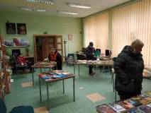 Czytelnicy przeglądają książki