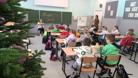 Bibliotekarka czyta książkę