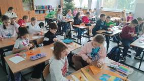 Dzieci wykonują renifery