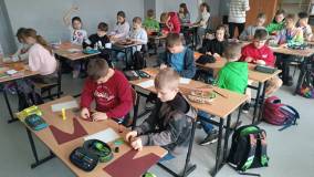 Uczniowie przy wykonywaniu reniferów
