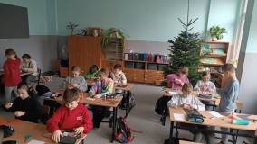 Dzieci podczas zajęć plastycznych