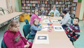 Bibliotekarka prezentuje książki