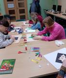 Uczestnicy podczas prac plastycznych