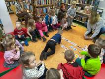 Dzieci segregują obrazki do odpowiedniej pory roku.