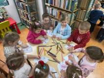 Dzieci kolorują świąteczne figurki.