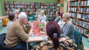 Uczestnicy spotkania dyskutują o książce 27 śmierci Toby’ego Obeda.