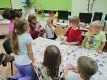 Nadia stoi przy pani Ani i pokazuje wylosowaną minę