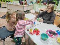 Pani Ania z dwiema dziewczynkami podczas gry w „Krzesła”