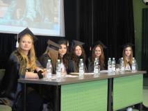 Na scenie siedzą prelegentki powiatowej sesji dziecięcej o baśniach braci Grimm