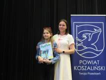 Wicestarosta Koszaliński Agnieszka Ławrynowicz stoi z laureatką konkursu plastycznego