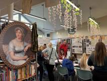 Zajęcia przy stole w czasie Oświeconej Nocy w Bibliotece