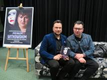 Pisarz Michał Witkowski wraz z prowadzącym spotkanie siedzą na kanapie