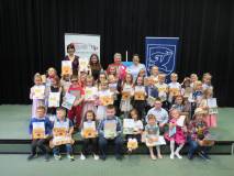 Zdjęcie zbiorowe uczestników i organizatorów przeglądu recytatorskiego dla przedszkolaków 