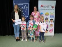 Najlepsi czytelnicy z gminy Świeszyno stoją w towarzystwie zastępcy dyrektora biblioteki i wicestaro