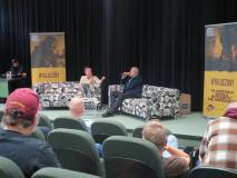 Spotkanie autorskie z Przemysławem Majewskim. Autor z prowadzącym siedzą na kanapach na scenie