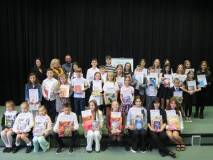 Zdjęcie zbiorowe uczestników i jurorów konkursu recytatorskiego 