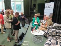 Pisarka podpisuje książkę po spotkaniu autorskim