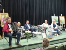 Promocja poezji Stanisławy Schreuder. Na scenie siedzą autorka, lektorzy wierszy i akordeonista