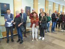 Goście i organizatorzy stoją na wernisażu wystawy Męskie malowanie