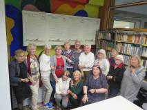 Grupa seniorów w czasie Weekendu Seniora w bibliotece