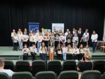Zdjęcie grupowe uczestników konkursu Wybieramy Mistrza Pięknego Czytania