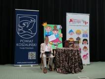 Uczestnik konkursu Wybieramy Mistrza Pięknego Czytania czyta na scenie wybrany tekst