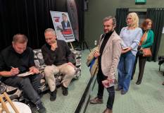 Adam Zadworny podpisuje książki po spotkaniu autorskim