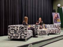 Na scenie siedzą pisarka Julia Kubicka (z prawej) i prowadząca spotkanie autorskie