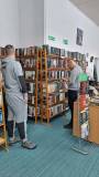 Panowie oglądają nasz księgozbiór w bibliotece