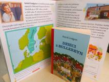 Książka Dzieci z Bullerbyn, za książką stoi plansza z życiorysem Astrid Lindgren