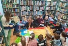 Bibliotekarka czyta przedszkolakom książkę