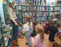 Dzieci odkrywają zagubiony element podczas poszukiwań okularów dziadka