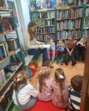 Prowadząca zajęcia przedstawia dzieciom zagadki dotyczące babć i dziadków