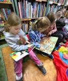 Przedszkolaki przeglądają książeczki