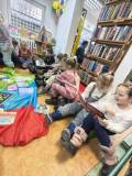 Uczestnicy zajęć oglądają ulubione książki