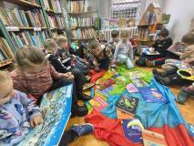 Dzieci z Przedszkola nr 23 uczestniczą w zajęciach bibliotecznych