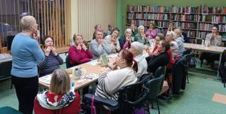 Uczestnicy wykonują masaż twarzy metodą Tanaka. 