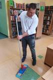 Uczeń myje podłogę.