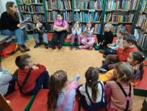 Przedszkolaki słuchają zagadek dotyczących dziadków