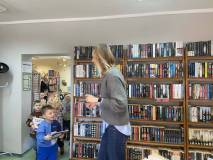 Bibliotekarka oprowadza dzieci po bibliotece