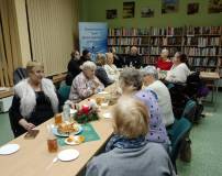 Wspólne rozmowy przy stole.