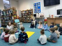 bibliotekarka opowiada dzieciom o programie Mała Książka, Wielki człowiek 