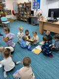 dzieci oglądają książki w bibliotece