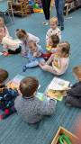 dzieci oglądają książki w bibliotece